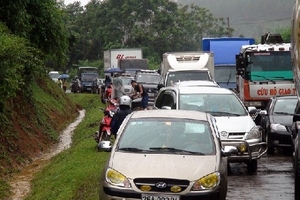 Quốc lộ 70 qua Lào Cai bị ách tắc nhiều giờ do sạt lở đất
