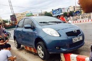 Hà Nội: Vì sao xe lên mà không xuống được?