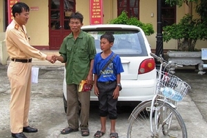 Cậu bé 14 tuổi thức trắng 3 ngày 3 đêm đạp xe hơn 200km