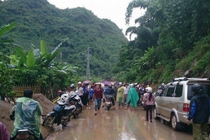 Sạt lở nghiêm trọng trên Quốc lộ 279, gây ách tắc giao thông