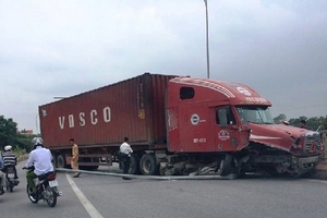 Hà Nội: Container mất lái “chém” đổ cột đèn chiếu sáng