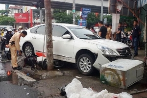 Hà Nội: Ô tô “đè” xe máy