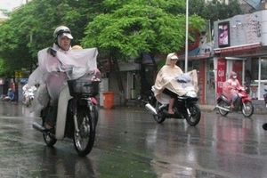 Cả nước mưa dông, ngoài khơi biển động mạnh