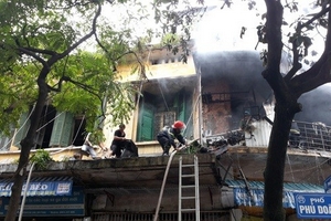 Cháy lớn trên phố Phủ Doãn