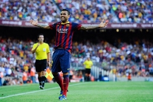 Barcelona muốn bán Daniel Alves để mua thêm trung vệ