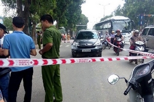Hà Nội: Lái xe bị đâm chết khi đang ngồi trong xe