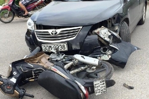 Hà Nội: Xe máy “đâm” nát đầu ô tô