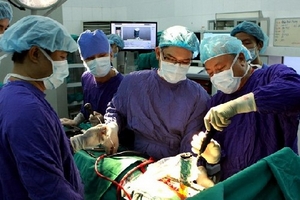 Phẫu thuật nối động mạch khoeo thành công nhờ kỹ thuật mới