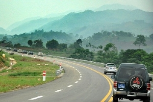 Hàng loạt điểm bán hàng xé rào, phá hoại cao tốc Nội Bài-Lào Cai