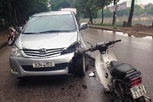 Hà Nội: Xe máy đâm vỡ đầu ô tô