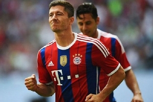 Robert Lewandowski lập siêu phẩm trong ngày Bayern bại trận