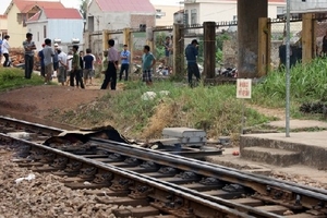 Lao đầu vào tàu hỏa, một thanh niên chết không toàn thây