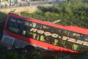 Xe Ngọc Trinh lao mương, 6 người bị thương