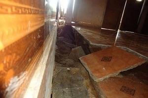 Nhà sụt lún bất thường, dân sống trong sợ hãi