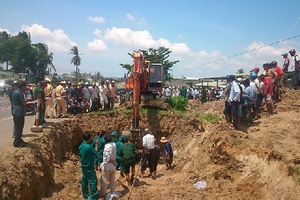 Phát hiện mộ liệt sĩ tập thể nằm sát đường quốc lộ