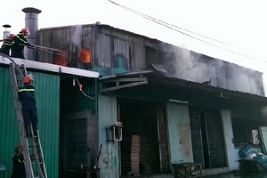 Đà Nẵng: Cháy lớn ở xưởng gỗ
