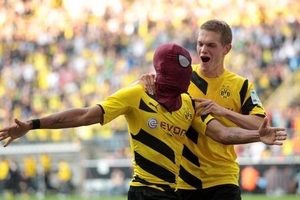 Aubameyang hóa thân "Người nhện" sau khi ghi bàn cho Dortmund.