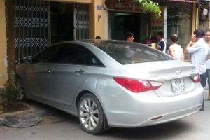 Hà Nội: Vừa từ hầm lên, ôtô mất lái lao thẳng vào nhà dân