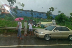Tài xế buồn ngủ, xe khách tông đuôi xe tải trên Đại lộ Thăng Long