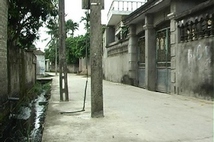 Hải Dương: Cột điện “ngang nhiên” nằm giữa đường