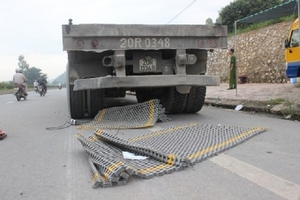 Tài xế ngủ gật, xe tải đâm nát trạm cân