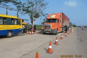 Kiên quyết xử lý vấn nạn xe quá tải "băm nát" đường bộ