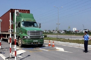 Lai Châu: Xe tải trọng lớn vun vút lao qua trạm cân vào ban đêm