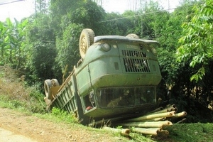 Thanh Hóa: Xe chở luồng lật xuống vực, hai người bị thương
