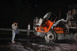 Xe container bốc cháy dữ dội trên đường cao tốc