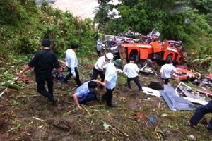 Vụ xe khách rơi xuống vực: Sở GTVT Lào Cai "né" trách nhiệm?
