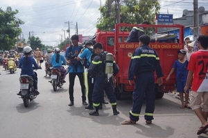 Tích cực tìm kiếm thi thể cháu bé rơi xuống cống mất tích