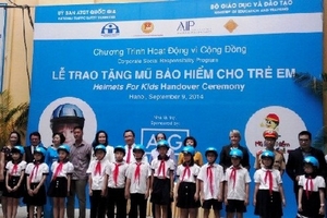 Trao tặng gần 2.000 mũ bảo hiểm cho học sinh tiểu học