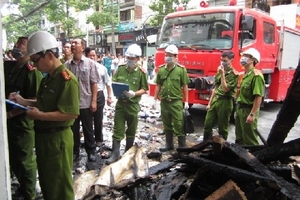 Vụ cháy làm 7 người chết: Lửa lại bùng lên phía sau ngôi nhà