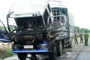 Phú Yên: Xe tải chở phế liệu đột ngột bốc cháy giữa đường
