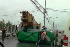 Hà Nội: Xe taxi bị xe cẩu “ngoạm” lật giữa đường
