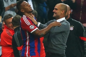 Pep Guardiola "phát cuồng" bóp cổ Boateng ăn mừng chiến thắng