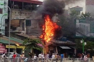 Hà Nội: Cột điện phát hỏa, người dân phát hoảng