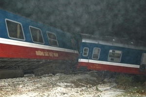 Đầu máy xe lửa chở 315 khách văng khỏi đường ray ở Nam Định