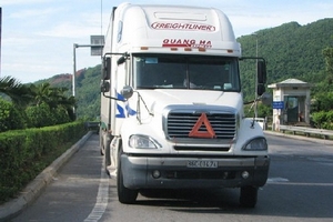 Xe container ép đổ xe CSGT truy đuổi, một trung tá bị thương