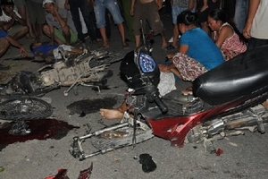 Hai xe máy chở 3 tông nhau, 4 người chết, 2 người nguy kịch