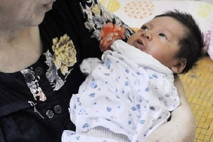 Hà Nội: Bé trai 6 ngày tuổi bị bỏ rơi ở quán cà phê