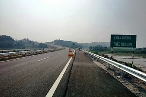 Yêu cầu khẩn trương xử lý bù phụ mặt đường cao tốc Nội Bài-Lào Cai