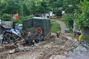 Xe trọng tải lớn phá nát Quốc lộ 279 tại tỉnh Sơn La