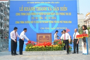 Quận Cầu Giấy gắn biển công trình chào mừng ngày giải phóng Thủ đô