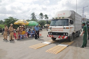 Thứ trưởng GTVT nói về "xe vua" gắn logo để lọt trạm cân