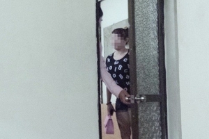 Xuống Đồ Sơn xem "chân dài" 9X xếp hàng cho khách chọn