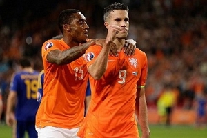 Kết quả: Van Persie giúp Hà Lan thắng trận đầu, Bỉ hủy diệt