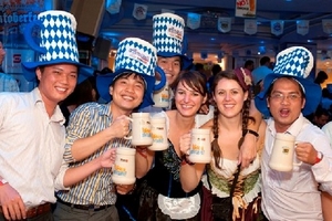 "Cháy vé" lễ hội bia Đức Oktoberfest tại Hà Nội