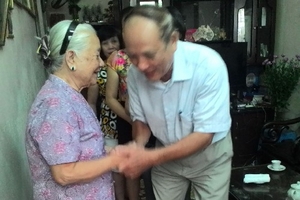 Lãnh đạo Quận Đống Đa thăm hỏi gia đình lão thành cách mạng