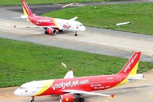 Nữ hành khách rượt đuổi, hành hung nhân viên hàng không